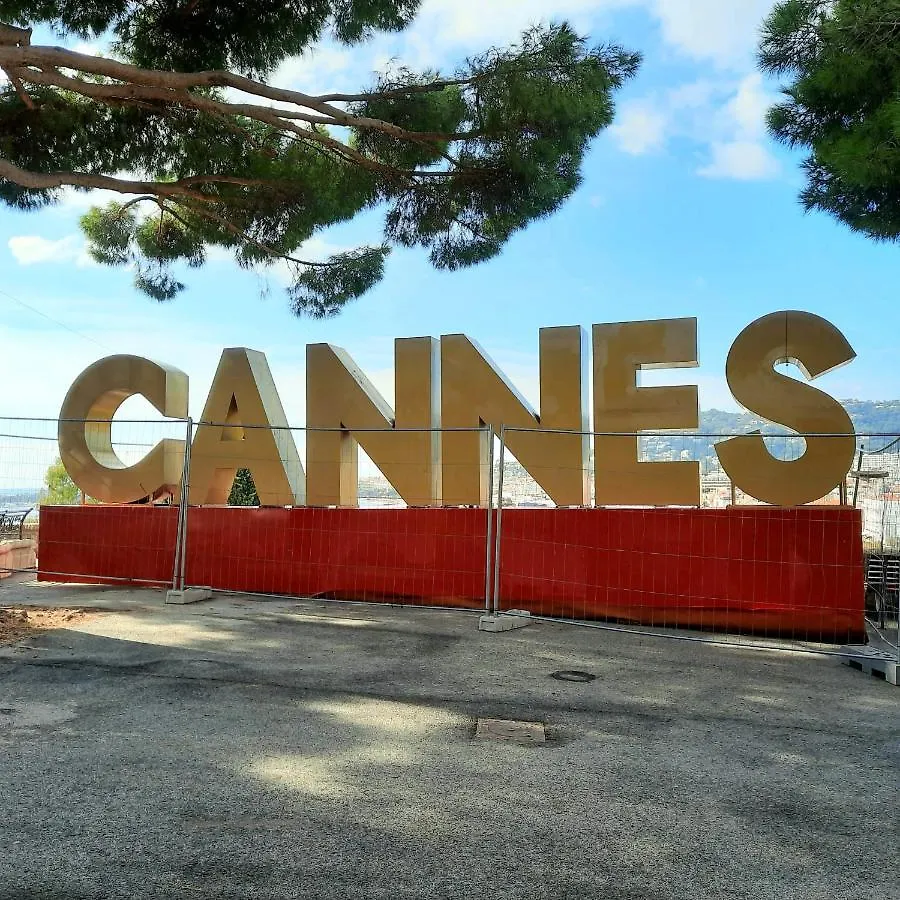 Appartement 4-Star Beachfront Appartment- Sea View Cannes