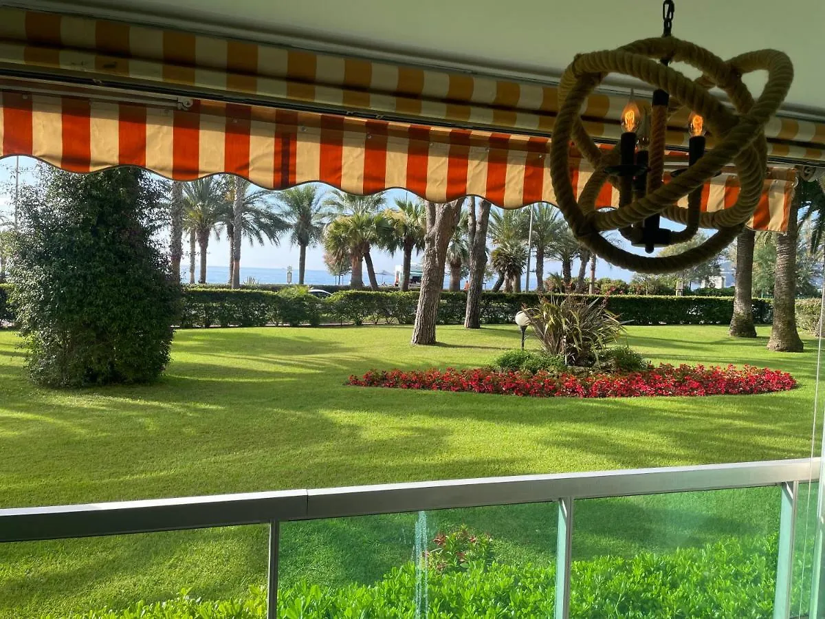 4-Star Beachfront Appartment- Sea View 戛纳 0*,  法国
